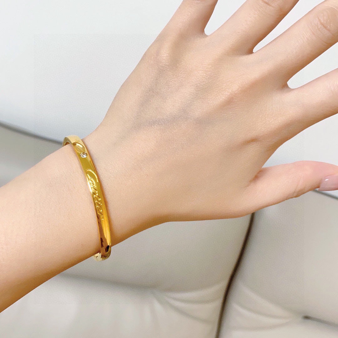 [Solara Jewelry ]LOVE カスタムネームブレスレット | シングルダイヤモンド | 刻印シグネチャカフ