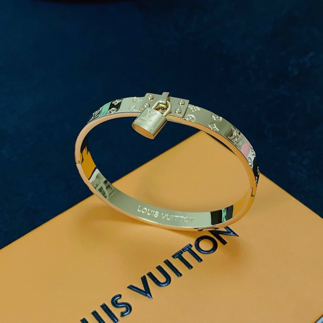 [Solara Jewelry ]H Bracelet with Lock Closure and Brand Logo