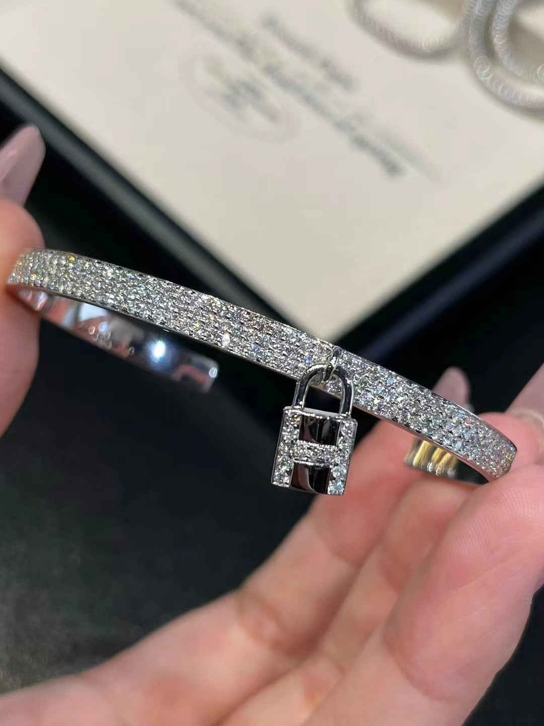 [Solara Schmuck ]H-Verschluss & ineinandergreifendes Creolen-Armband, vollständig mit Diamanten ausgefasst