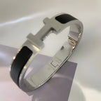 {
  "Solara Jewelry": "ソララ・ジュエリー",
  "CLIC CHAINE SILVER BRACELET - Black wristband": "クリック・シェーヌ・シルバーブレスレット - ブラックリストバンド"
}