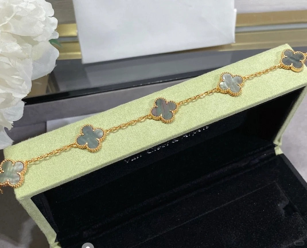[Solara Jewelry ]KLEEBÜTE 5 MOTIVE ARMBAND AUS GRAUEM PERLMUTT