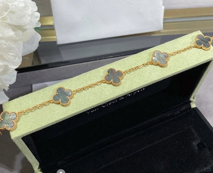 [Solara Jewelry ]KLEEBÜTE 5 MOTIVE ARMBAND AUS GRAUEM PERLMUTT