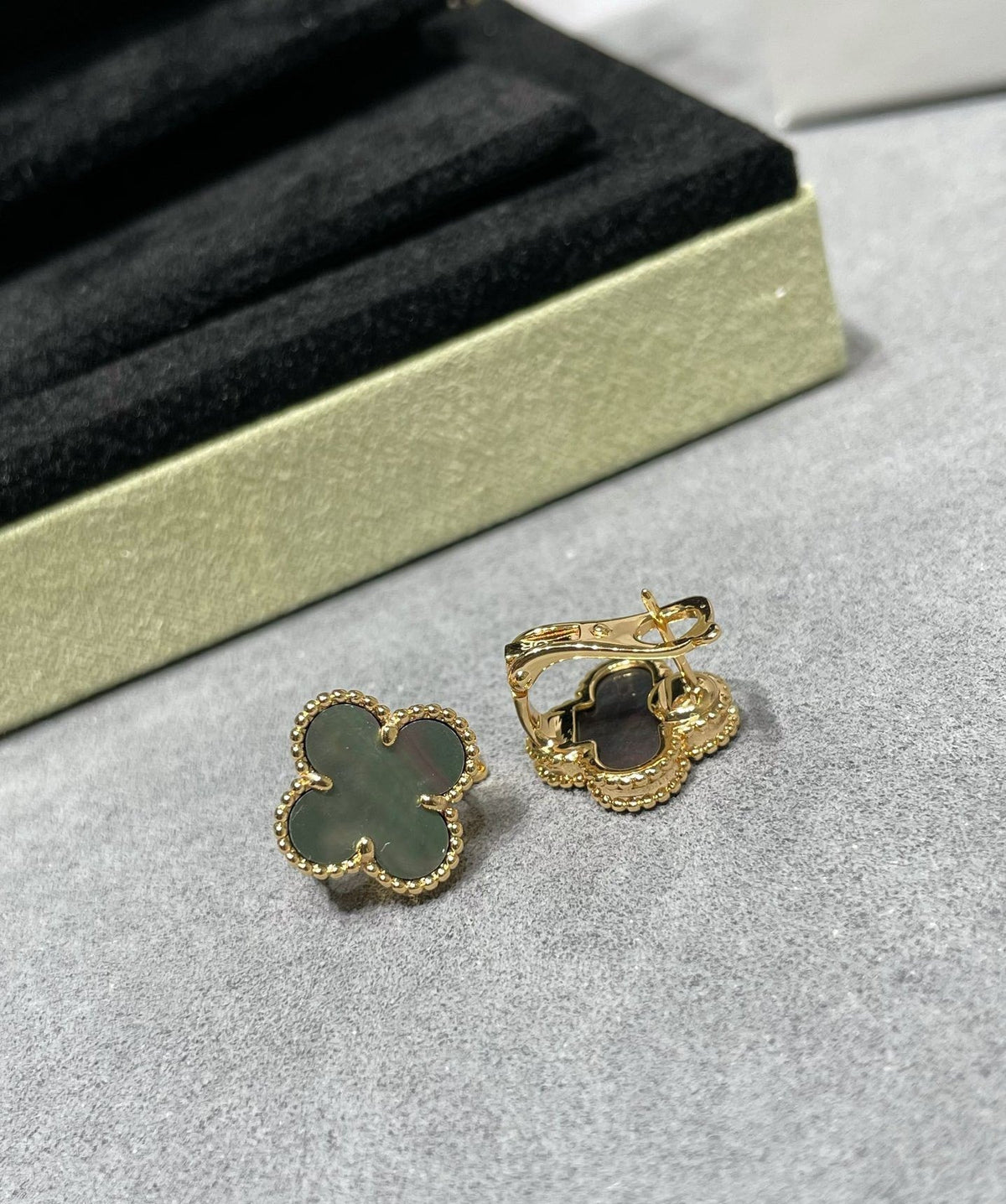 [Solara Jewelry ]CLOVER 15MM GRAY MOP EARRINGS