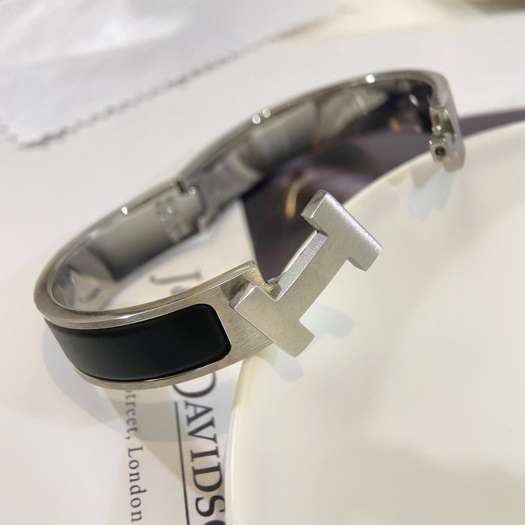 {
  "Solara Jewelry": "ソララ・ジュエリー",
  "CLIC CHAINE SILVER BRACELET - Black wristband": "クリック・シェーヌ・シルバーブレスレット - ブラックリストバンド"
}