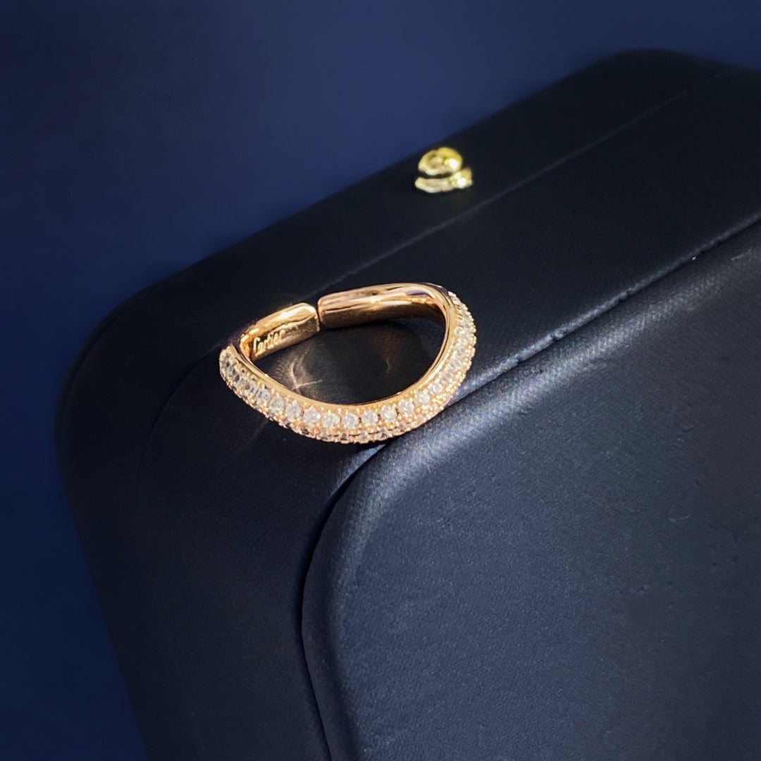 [Solara Jewelry ] CT Gebogener offener Bandring mit Diamantakzenten