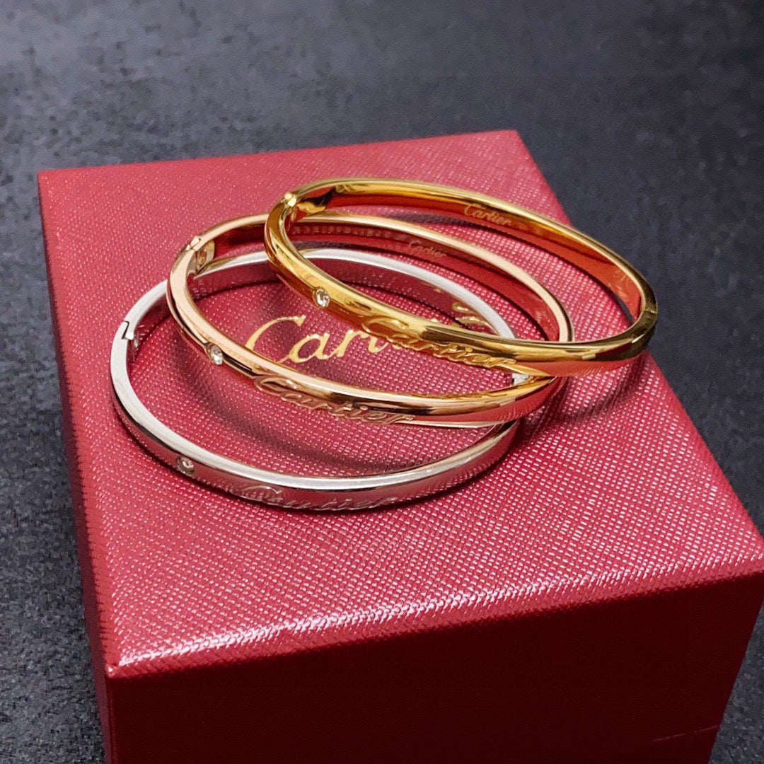 [Solara Jewelry ]LOVE カスタムネームブレスレット | シングルダイヤモンド | 刻印シグネチャカフ
