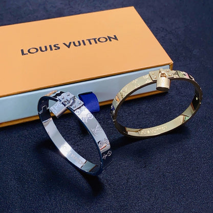 [Solara Jewelry ]H Bracelet with Lock Closure and Brand Logo