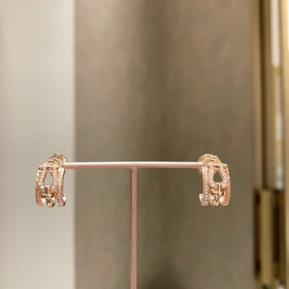 [Solara Jewelry ]Kraftvolle Neuheit: Unisex Twist & Mini Horsebit Ohrstecker mit Kristallen