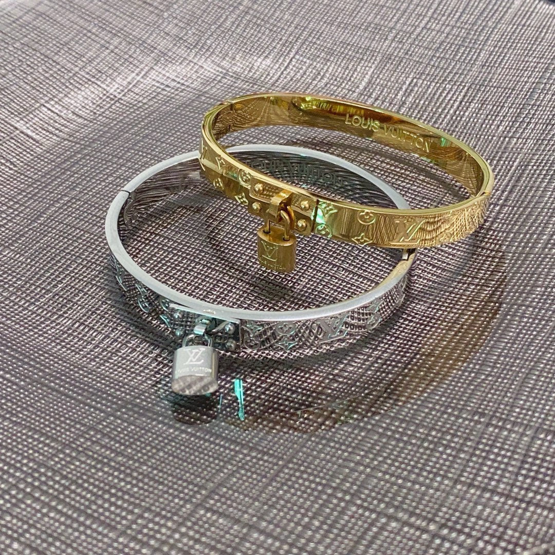 [Solara Jewelry ]H Bracelet with Lock Closure and Brand Logo