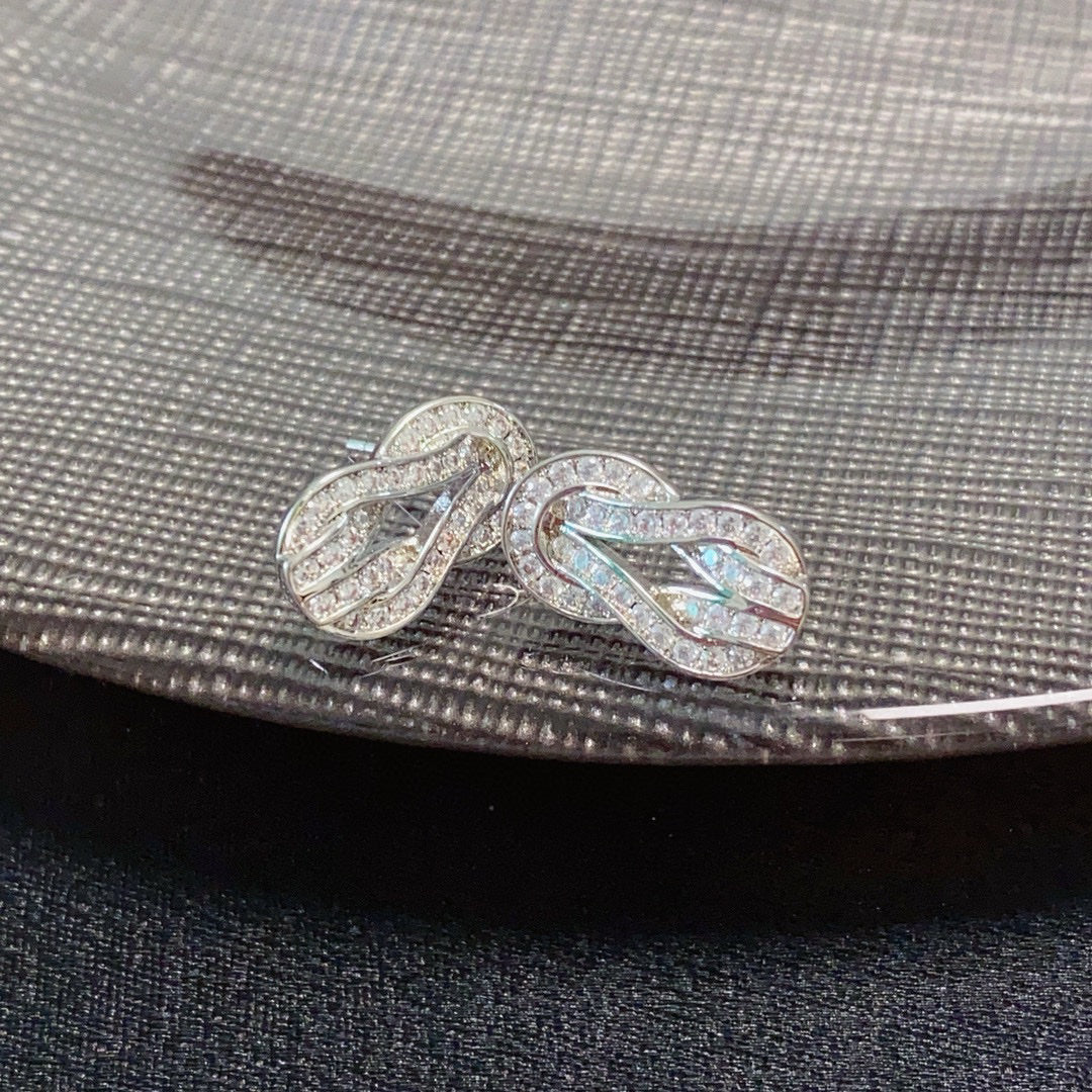 [Solara Jewelry] Unisex-Ohrstecker Force mit vollflächigem Pavé, Horsebit- und Unendlichkeitsdesign