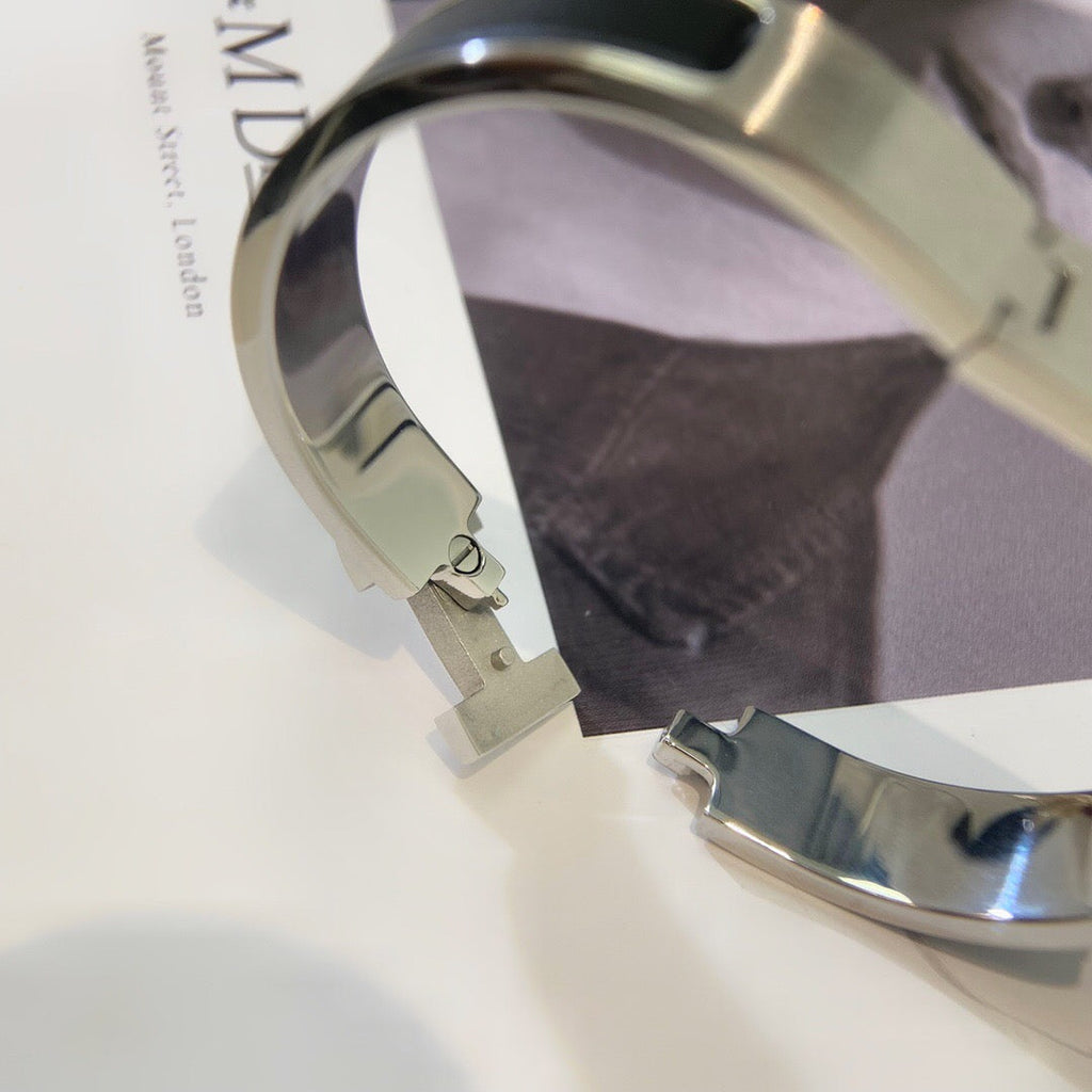 {
  "Solara Jewelry": "ソララ・ジュエリー",
  "CLIC CHAINE SILVER BRACELET - Black wristband": "クリック・シェーヌ・シルバーブレスレット - ブラックリストバンド"
}