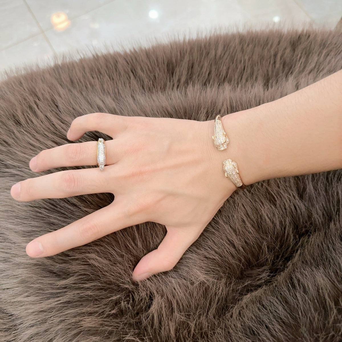 [Solara Jewelry] CT Armreif mit doppelten Pantherköpfen und Kristallen
