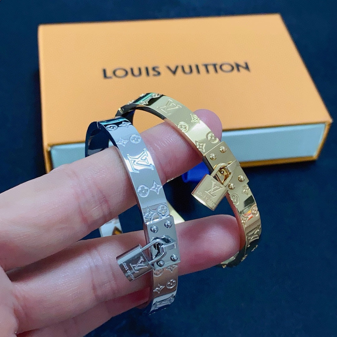 [Solara Jewelry ]H Bracelet with Lock Closure and Brand Logo
