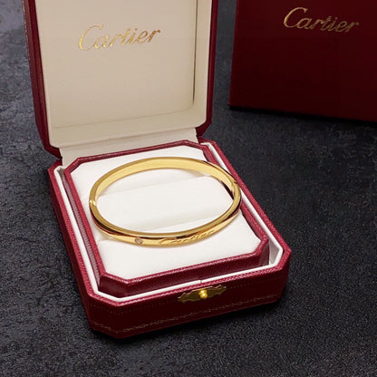[Solara Jewelry ]LOVE カスタムネームブレスレット | シングルダイヤモンド | 刻印シグネチャカフ