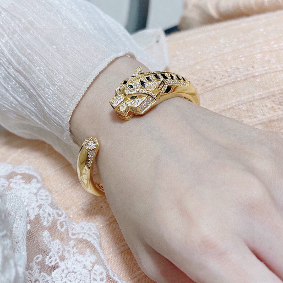 [Spira Jewelry]PAVE PANTHER HEAD OPEN BANGLE
