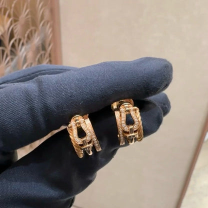 [Solara Jewelry ]Kraftvolle Neuheit: Unisex Twist & Mini Horsebit Ohrstecker mit Kristallen