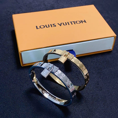 [Solara Jewelry ]H Bracelet with Lock Closure and Brand Logo