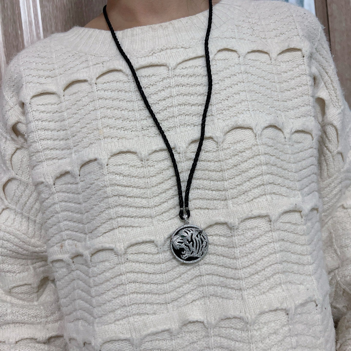 [Solara jewelry]Openwork Tiger Cord Pendant Necklace image 7