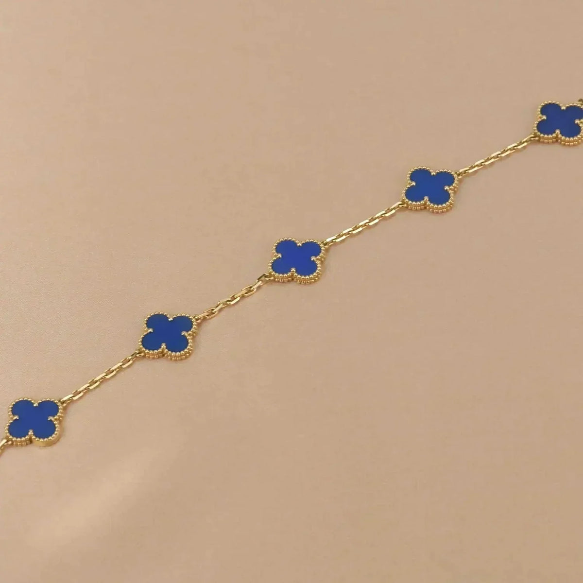 [Solara Jewelry ]KLEEBÜTE 5 MOTIVE BLAUER ACHAT ARMBAND