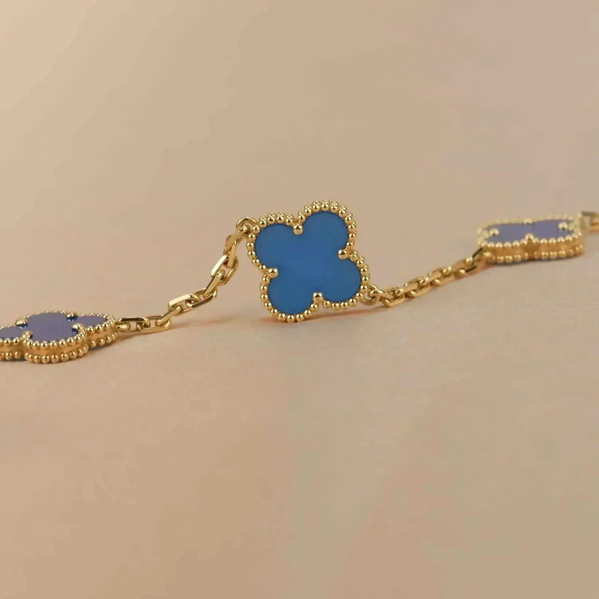 [Solara Jewelry ]KLEEBÜTE 5 MOTIVE BLAUER ACHAT ARMBAND