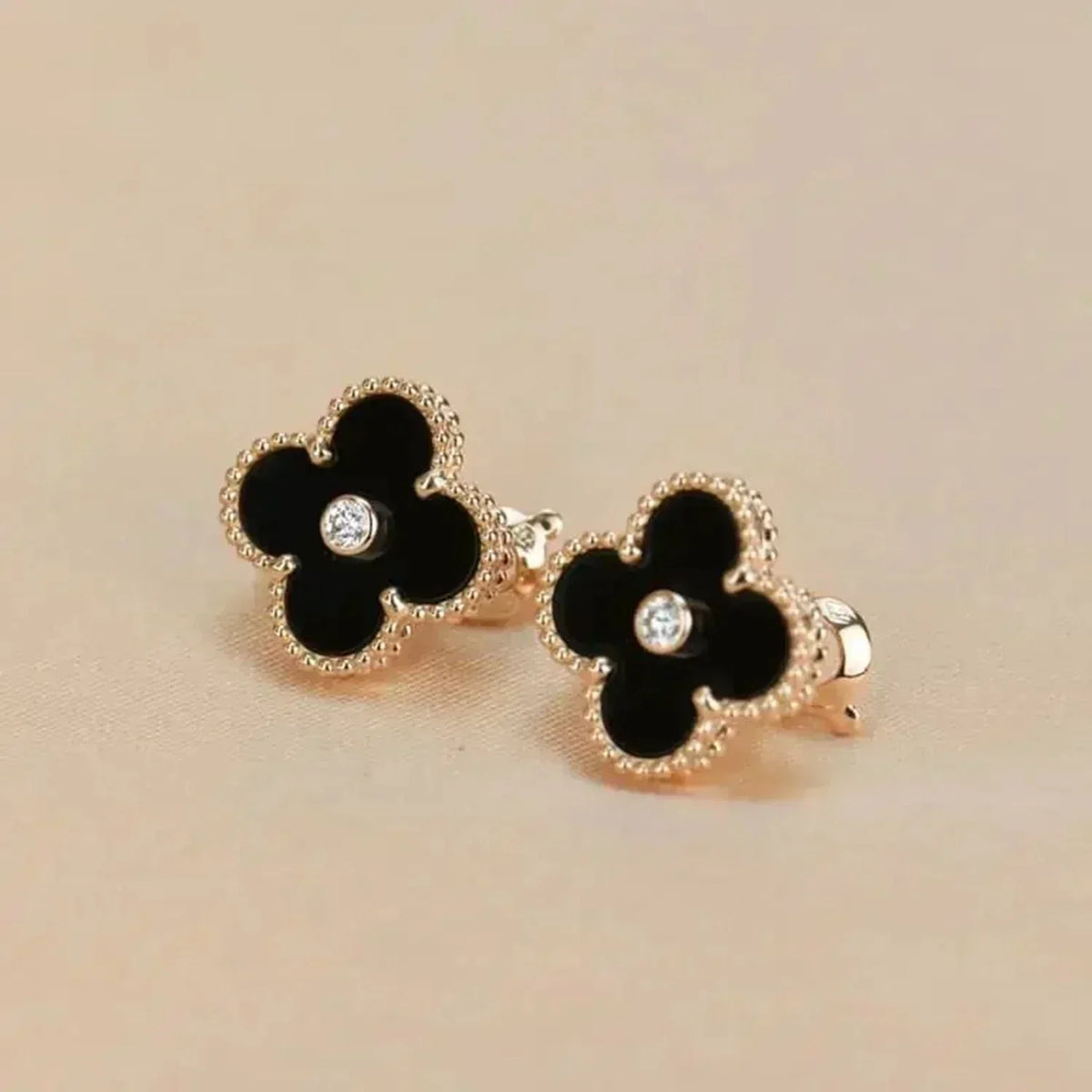 [Solara Jewelry ]CLOVER MEDIUM 1 MOTIFS ONYX DIAMOND EARRINGS