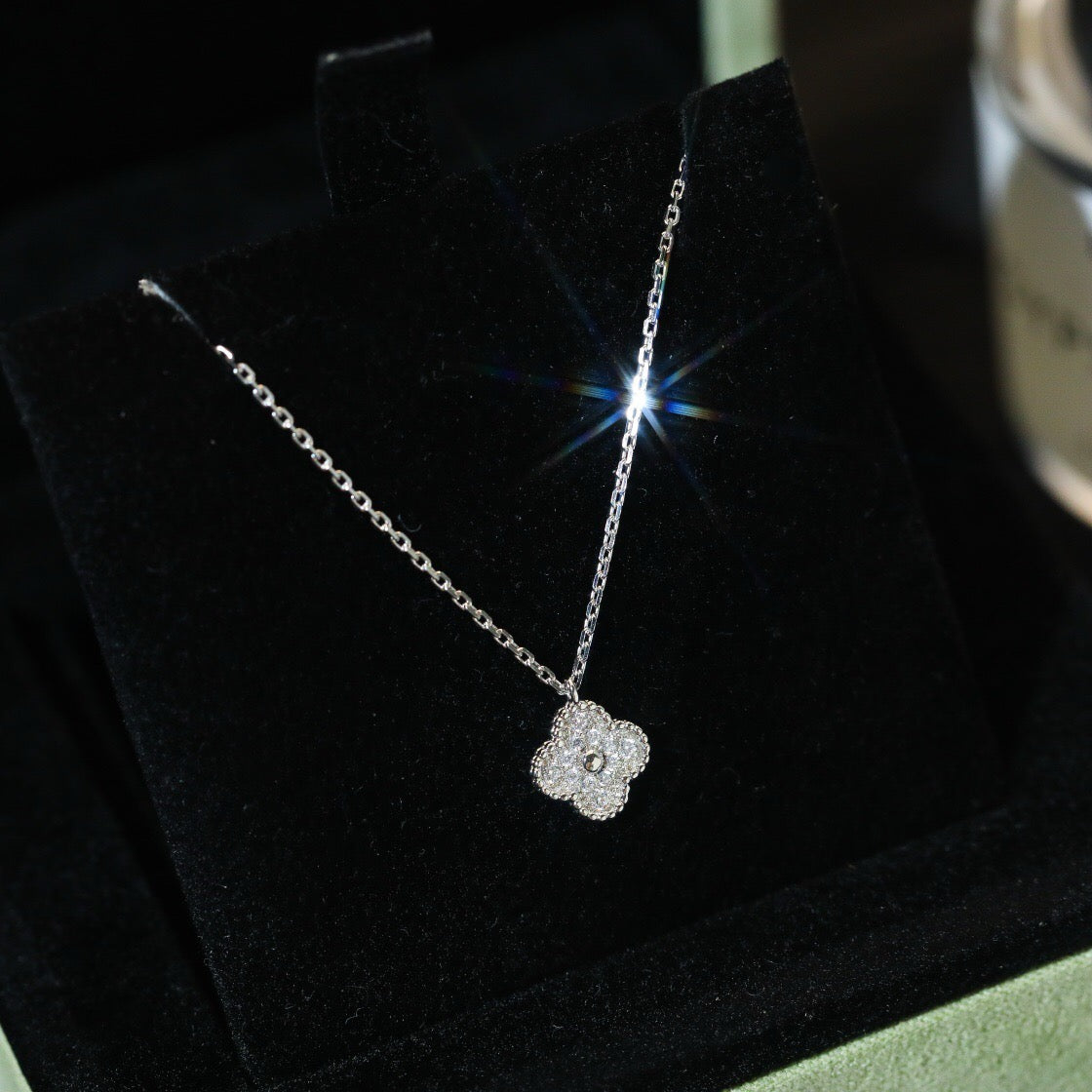 [Solara Jewelry ]KLEEBATT-MINI-ANHÄNGER 9,5MM DIAMANT-HALSKETTE