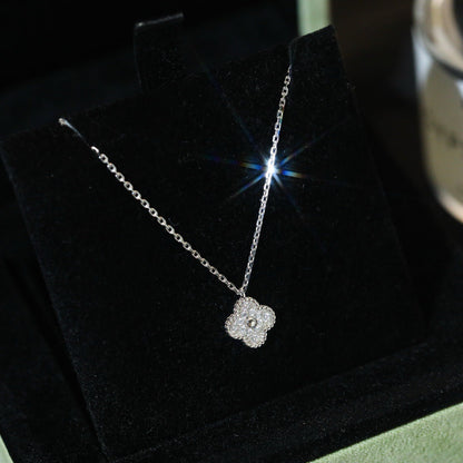 [Solara Jewelry ]KLEEBATT-MINI-ANHÄNGER 9,5MM DIAMANT-HALSKETTE