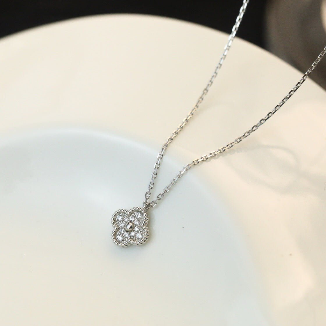 [Solara Jewelry ]KLEEBATT-MINI-ANHÄNGER 9,5MM DIAMANT-HALSKETTE