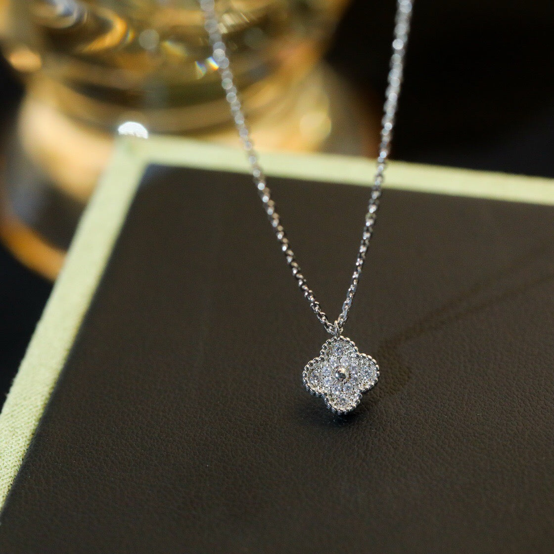[Solara Jewelry ]KLEEBATT-MINI-ANHÄNGER 9,5MM DIAMANT-HALSKETTE