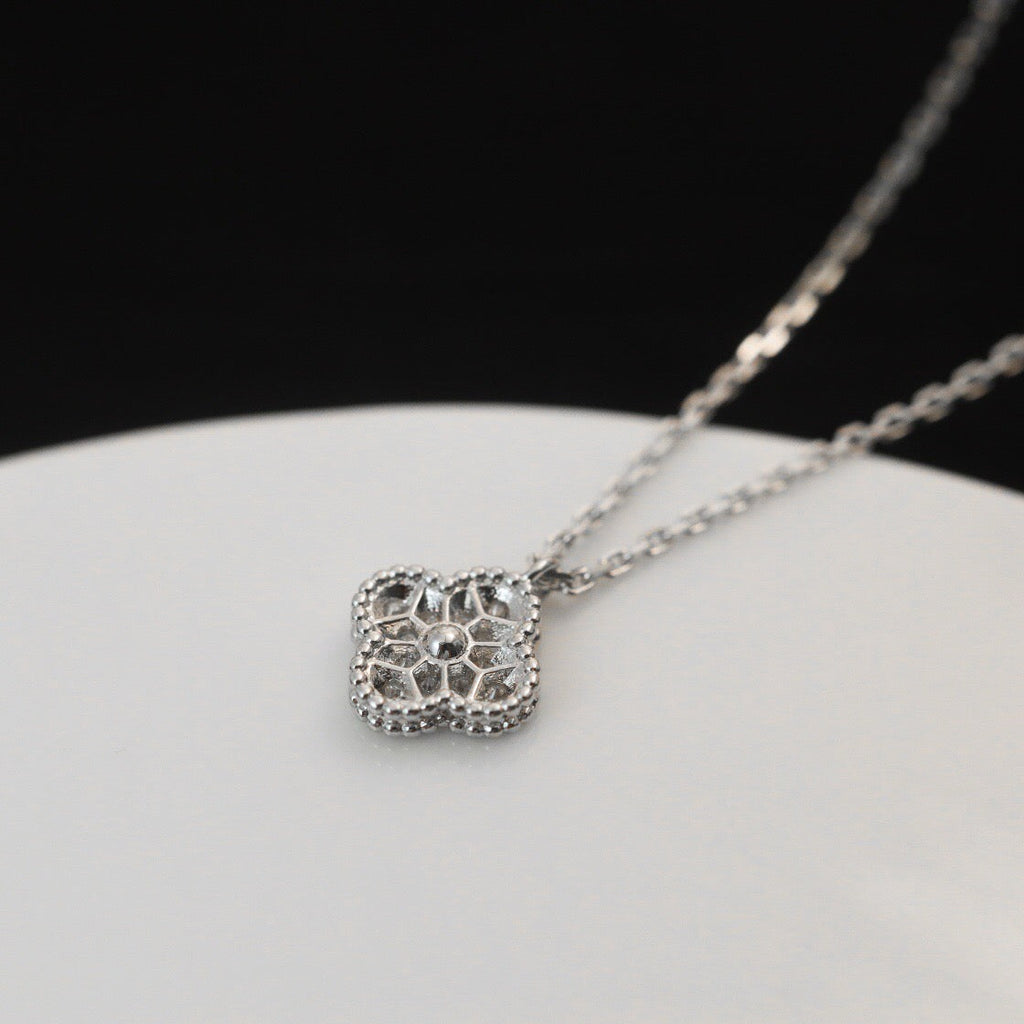 [Solara Jewelry ]KLEEBATT-MINI-ANHÄNGER 9,5MM DIAMANT-HALSKETTE