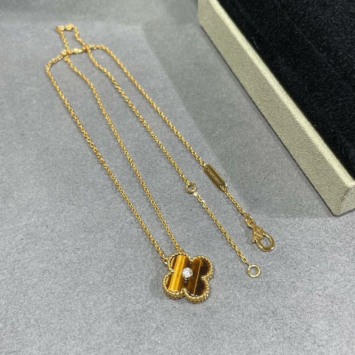 [ソララ ジュエリー] クローバー 15mm ダイヤモンドとイエロータイガーアイアゲート ネックレス