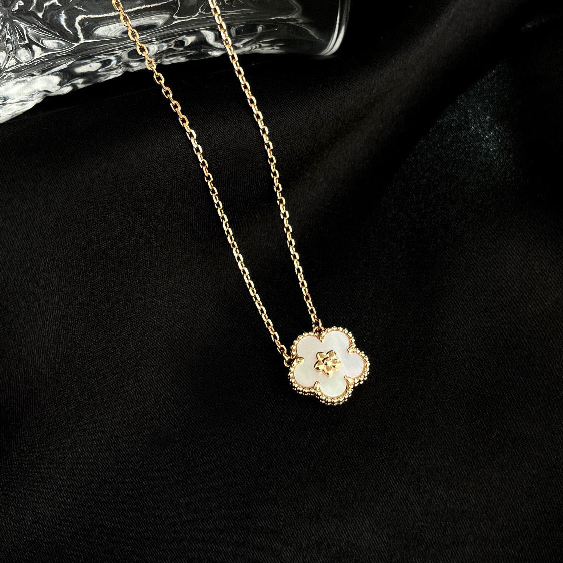 [Solara Jewelry ]GLÜCKLICHE WEISSE PERLMUTT PFLAUMENBLÜTEN-HALSKETTE