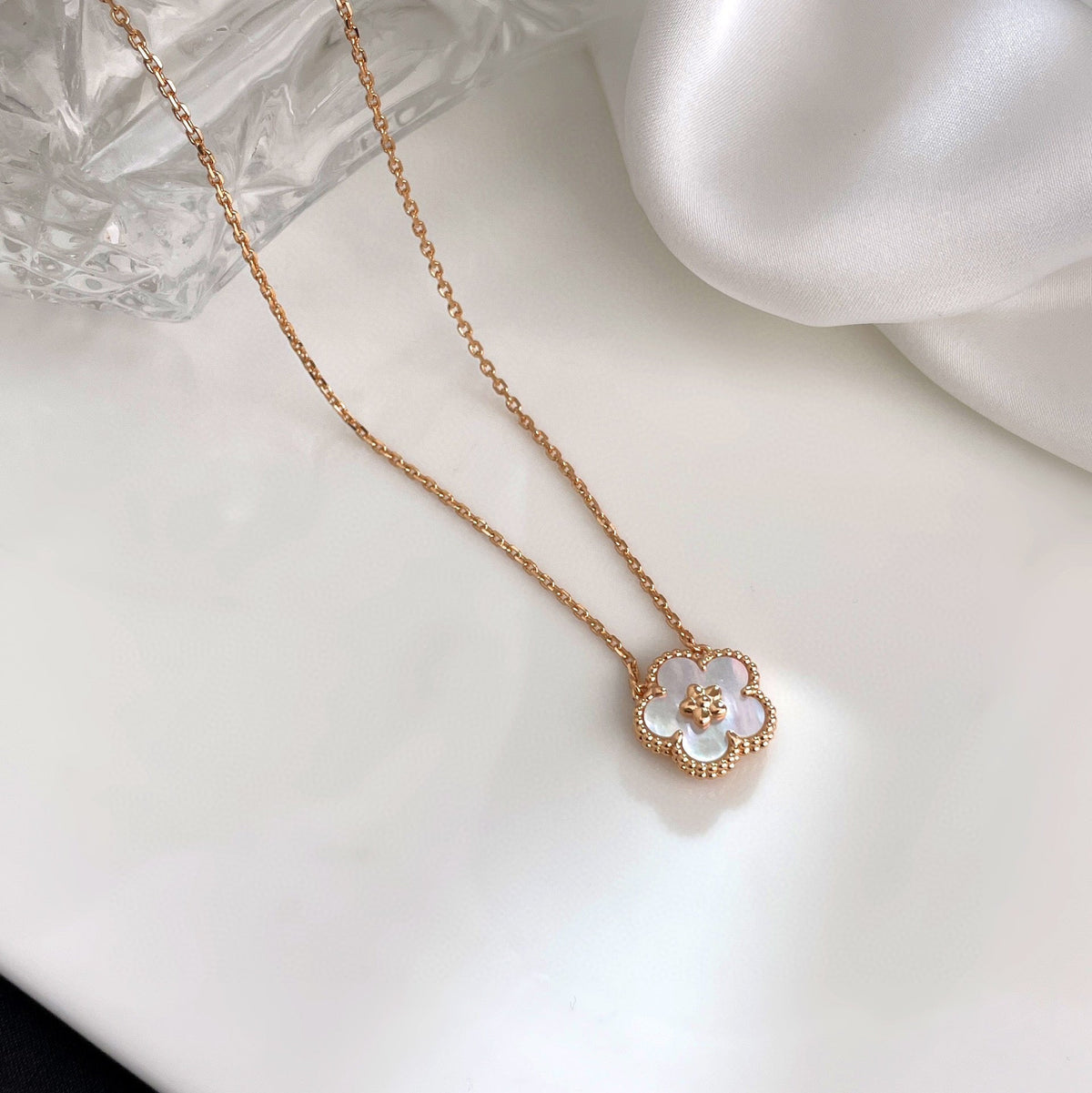 [Solara Jewelry ]GLÜCKLICHE WEISSE PERLMUTT PFLAUMENBLÜTEN-HALSKETTE