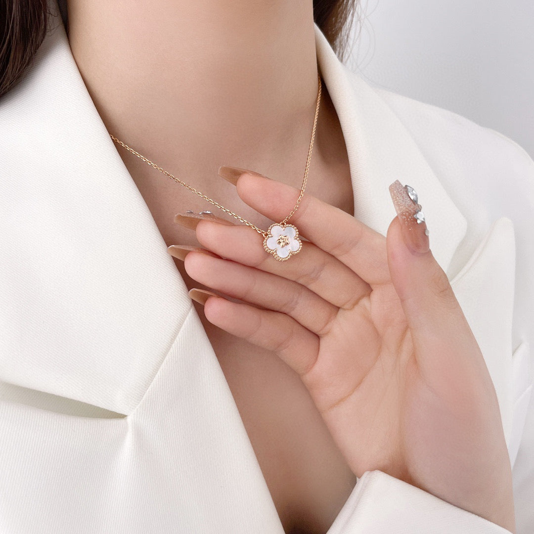 [Solara Jewelry ]GLÜCKLICHE WEISSE PERLMUTT PFLAUMENBLÜTEN-HALSKETTE