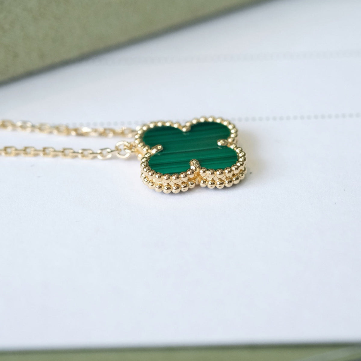 [Solara Jewelry ]KLEEBÜTE 15MM MALACHIT EINZELBLUME HALSKETTE
