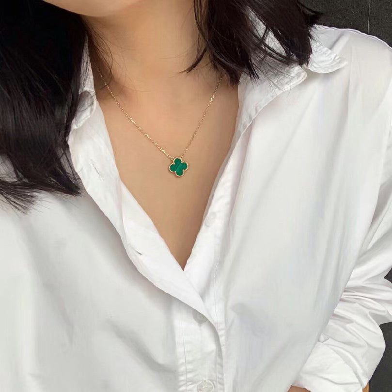 [Solara Jewelry ]KLEEBÜTE 15MM MALACHIT EINZELBLUME HALSKETTE