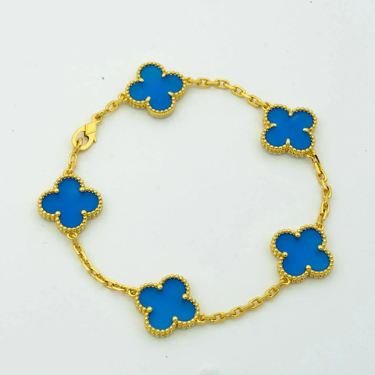 [Solara Jewelry ]KLEEBÜTE 5 MOTIVE BLAUER ACHAT ARMBAND