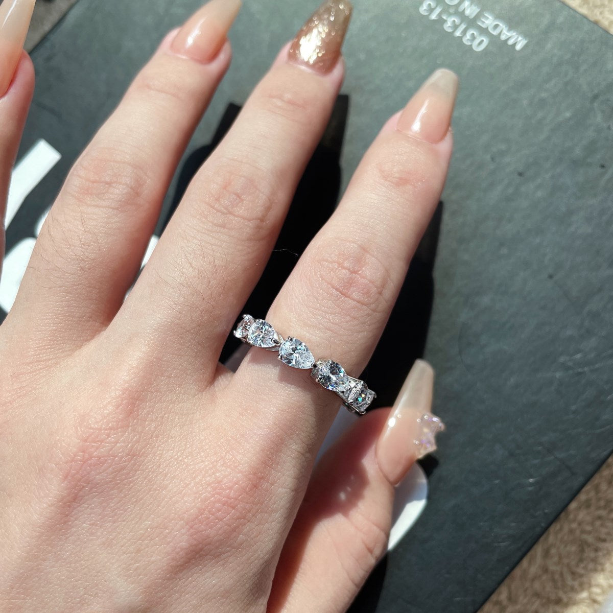 [Solara Jewelry ]Exquisiter Tennisring mit Tropfenschliff