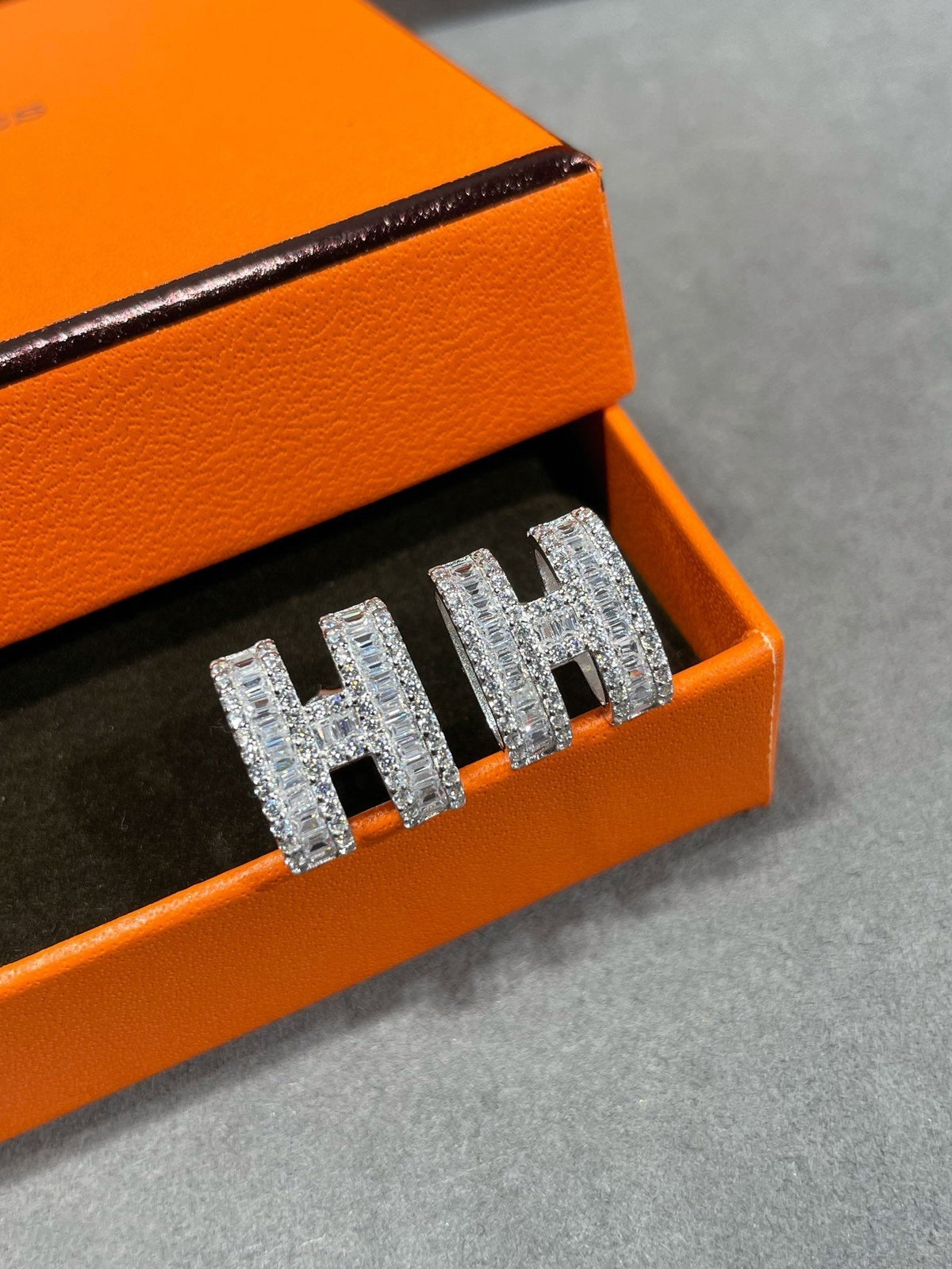 [Solara Jewelry ]Hスタッドイヤリング（シルバーダイヤモンド付）