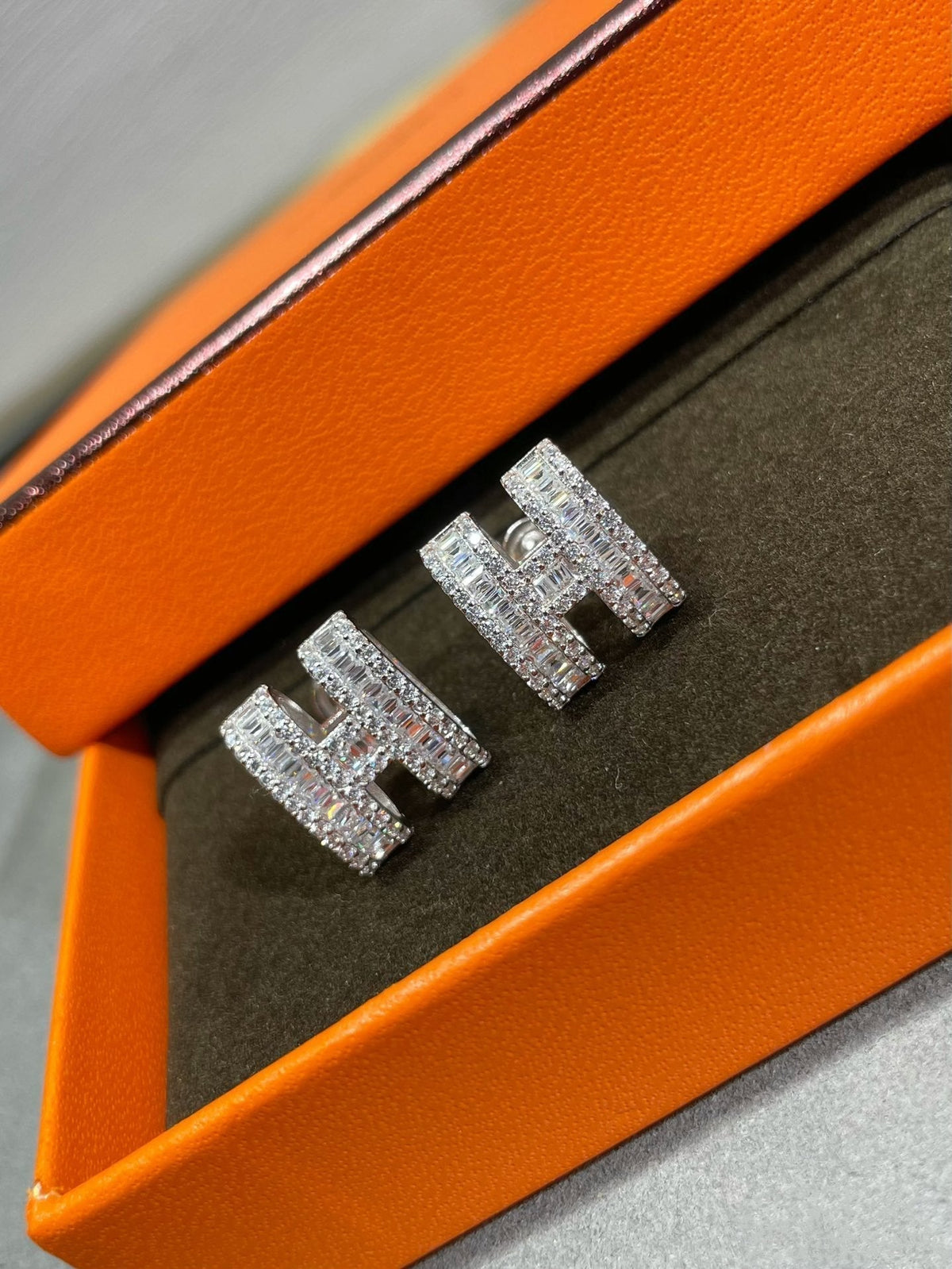 [Solara Jewelry ]Hスタッドイヤリング（シルバーダイヤモンド付）