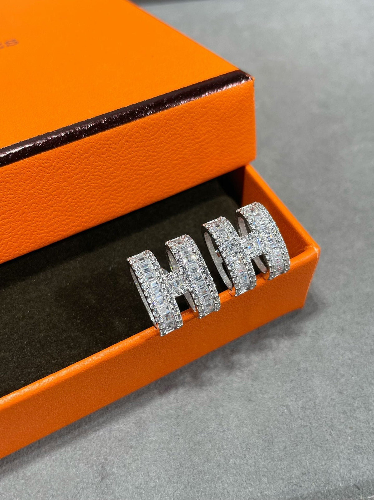 [Solara Jewelry ]Hスタッドイヤリング（シルバーダイヤモンド付）
