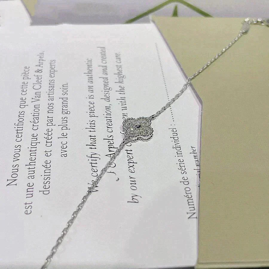 [Solara Jewelry ]KLEEBÜTE EINZELNE BLUME ARMBAND SILBER