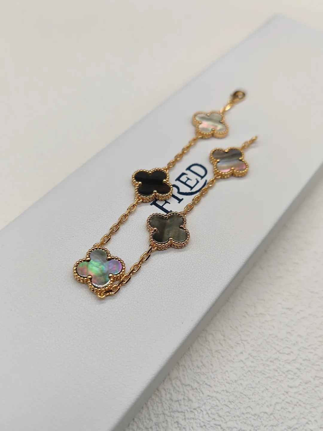 [Solara Jewelry ]KLEEBÜTE 5 MOTIVE ARMBAND AUS GRAUEM PERLMUTT