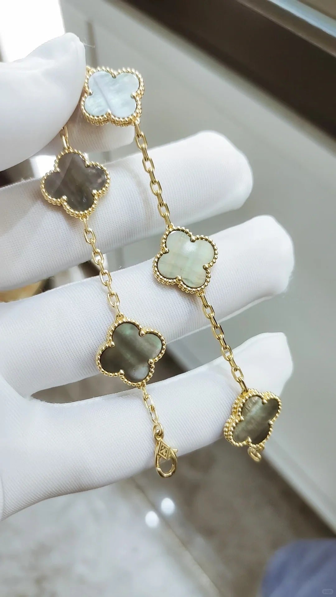 [Solara Jewelry ]KLEEBÜTE 5 MOTIVE ARMBAND AUS GRAUEM PERLMUTT