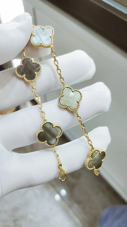 [Solara Jewelry ]KLEEBÜTE 5 MOTIVE ARMBAND AUS GRAUEM PERLMUTT