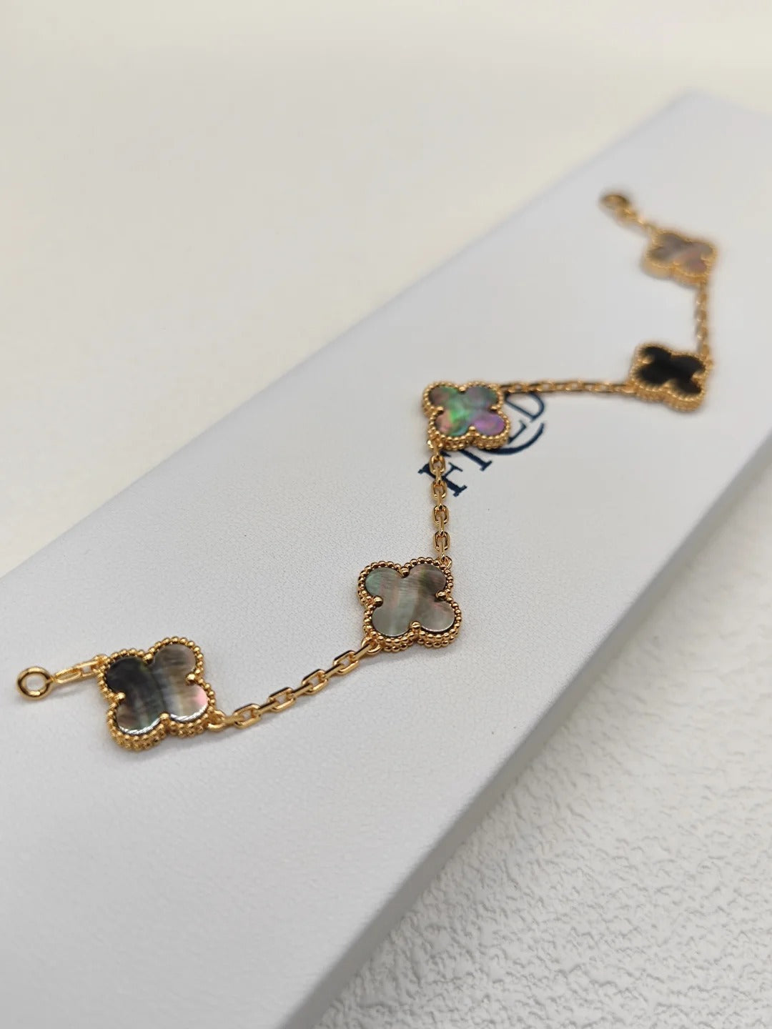 [Solara Jewelry ]KLEEBÜTE 5 MOTIVE ARMBAND AUS GRAUEM PERLMUTT