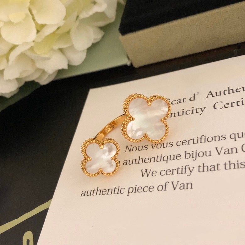 [Solara Jewelry ]CLOVER BETWEEN THE FINGER RING