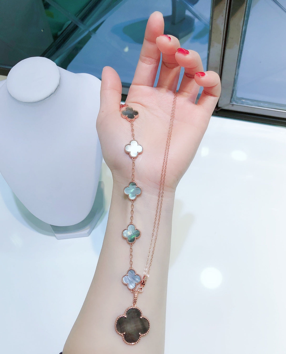 [Solara Jewelry ]KOMBINIERTES ARMBAND 5 MOTIVE UND HALSKETTE DUNKLES PERLMUTT ROSÉGOLD
