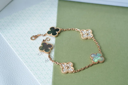 {"de": "[Solara Jewelry ]KLEE 5 MOTIVE DUNKLES PERLMUTT UND DIAMANTEN ROSÉGOLD ARMBAND"}